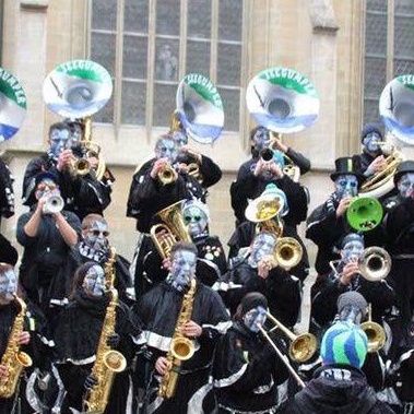 Neues Kostüm für die Guggenmusik  Seegumper