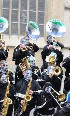 Neues Kostüm für die Guggenmusik  Seegumper