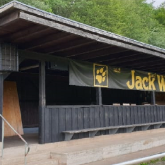 Die Stadtkyller Tribüne wird wetterfest