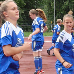 Frauen im Stadion, zukünftige Weltmeisterinnen aus Cochem?