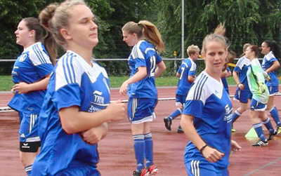 Frauen im Stadion, zukünftige Weltmeisterinnen aus Cochem?