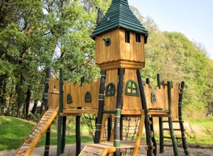 Eine neue Burg für unseren Spielplatz im "Stempes" - (Hans-Sachs-Str.)