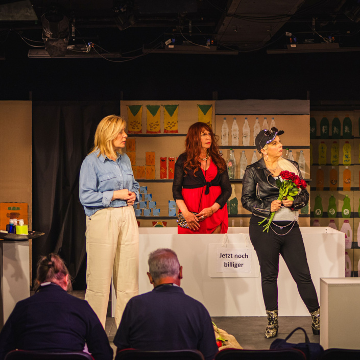 Theaterproduktion "Im Wartesaal zum großen Glück"