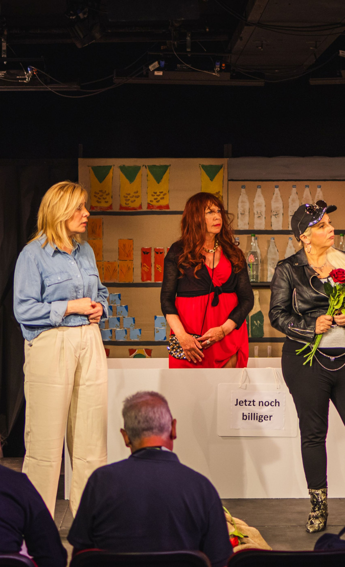 Theaterproduktion "Im Wartesaal zum großen Glück"