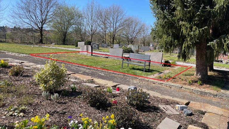 Sitzgruppe am Urnengarten auf dem Friedhof in Windeck-Rosbach