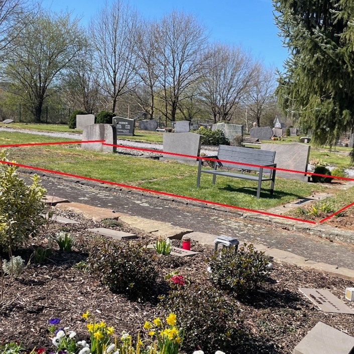 Sitzgruppe am Urnengarten auf dem Friedhof in Windeck-Rosbach
