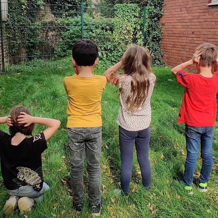 Grünes Klassenzimmer ohne Sitzplätze an der KGS Straß