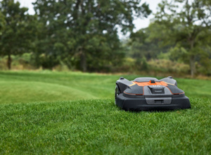 Mähroboter für den Fußballplatz