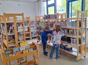 Neue Bücher für die Schulbibliothek der Grundschule an der Lahnaue