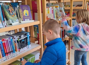 Neue Bücher für die Schulbibliothek der Grundschule an der Lahnaue