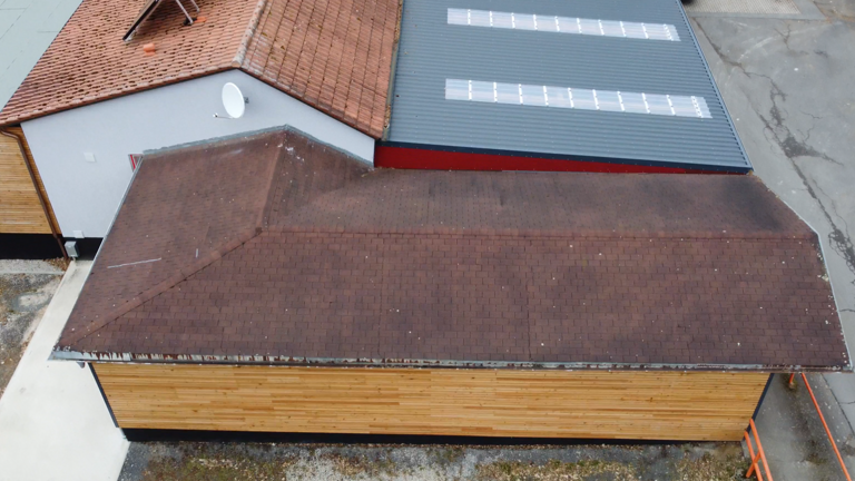 Dringende Dachsanierung Nebengebäude Dorfmittelpunkt Steinmühle