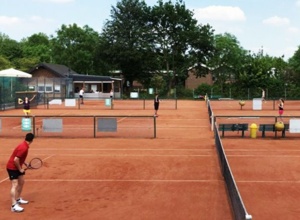 Ballmaschine mit Tennistrainings- und spielmaterialien