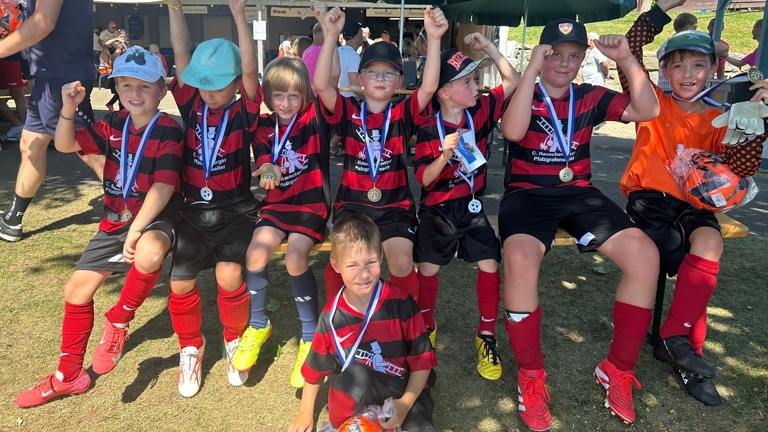 Neue Trainingsanzüge für die Jugend