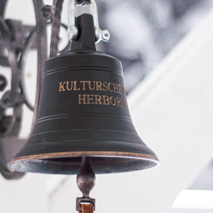 Neue Besucher-Stühle für die "KuSch"