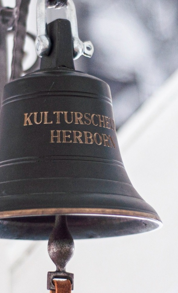 Neue Besucher-Stühle für die "KuSch"