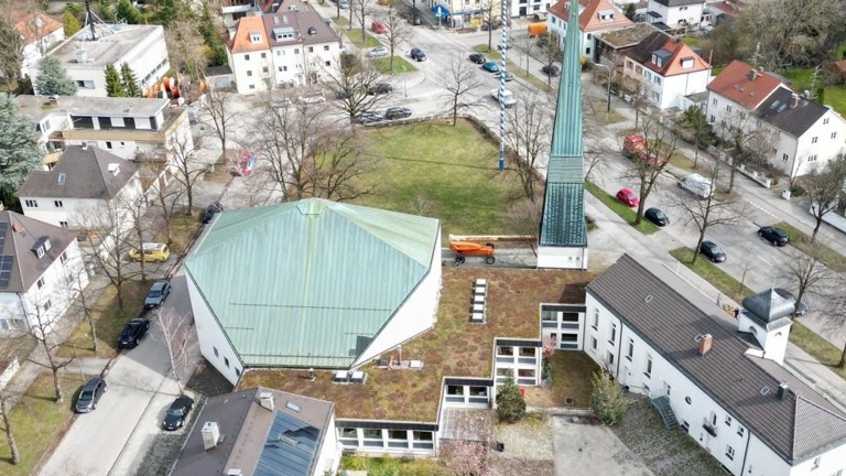 Einen neuen Dachbalken für die Emmauskirche in München Harlaching