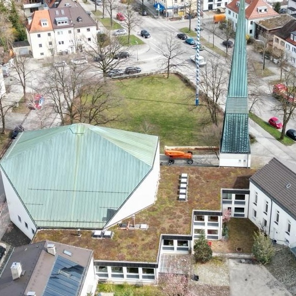 Einen neuen Dachbalken für die Emmauskirche in München Harlaching