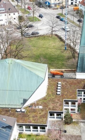 Einen neuen Dachbalken für die Emmauskirche in München Harlaching