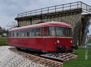 Eisenbahntriebwagen und Gestaltung Viadukt in der Erlacher Au