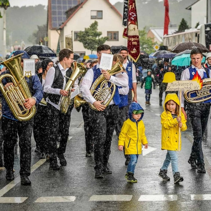 Lasst uns nicht im Regen stehen... Regenjacken für unseren Musikverein