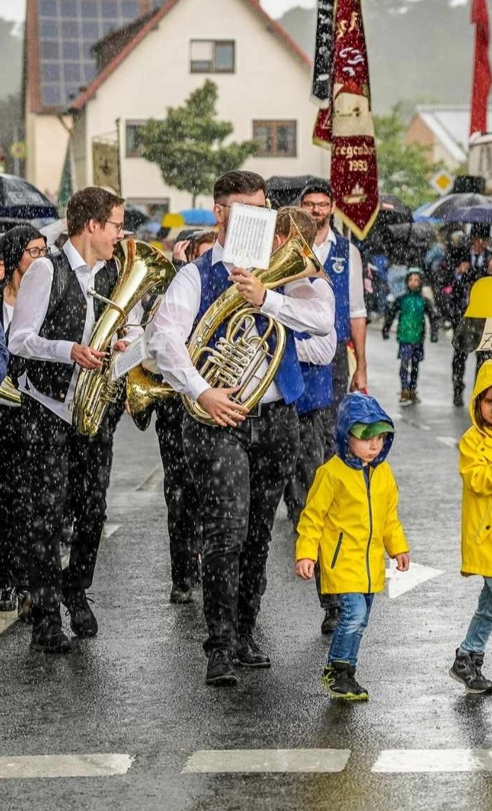 Lasst uns nicht im Regen stehen... Regenjacken für unseren Musikverein