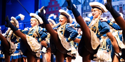 Neue Uniformen für das Tanzcorps Blau-Weiß Neye e.V.