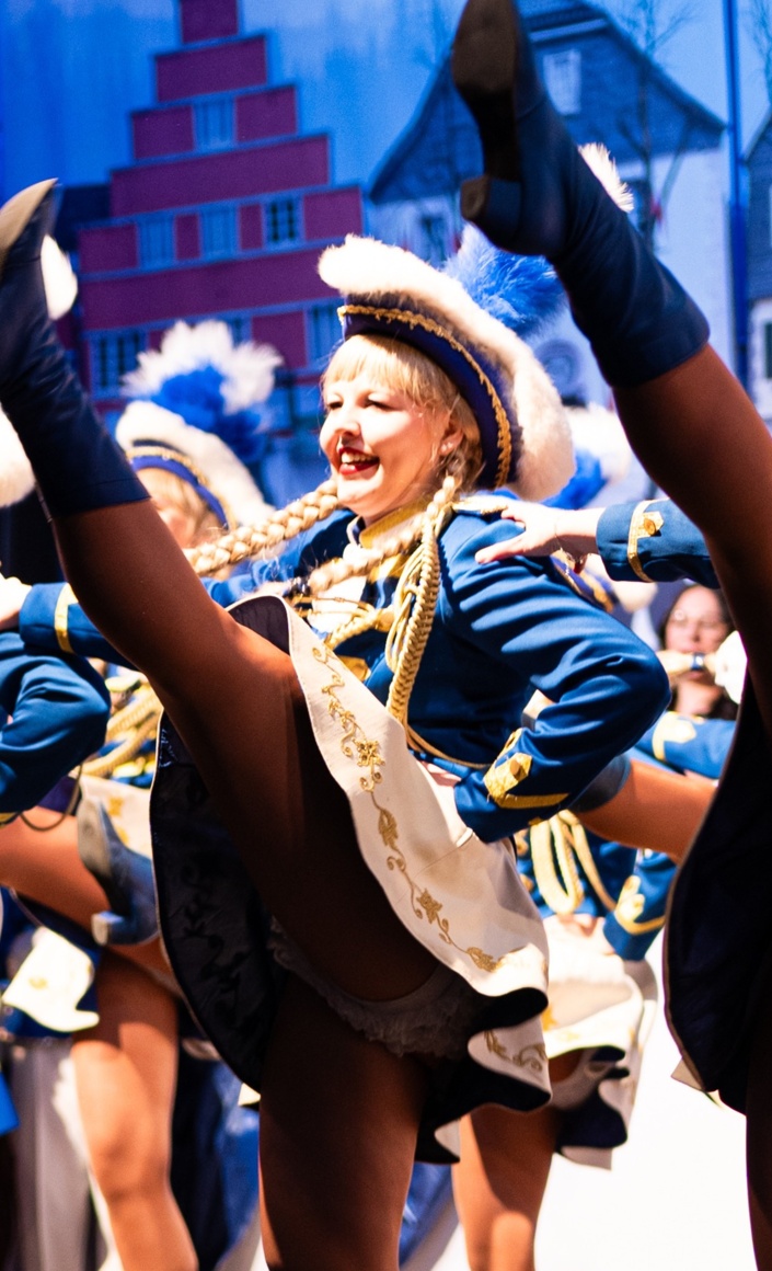 Neue Uniformen für das Tanzcorps Blau-Weiß Neye e.V.