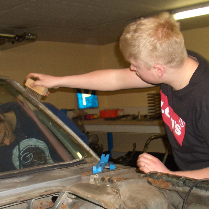Oldtimer goes Penne - Schüler/Innen restaurieren einen 81er Mercedes