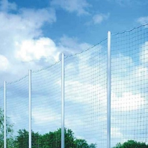 Neue Fußballtore und Ballfangzäune für das Hauptfeld