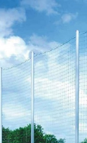 Neue Fußballtore und Ballfangzäune für das Hauptfeld