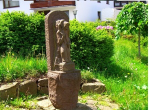 Einhausung Bartholomäus-Statue am Dorfbrunnen Würdinghausen