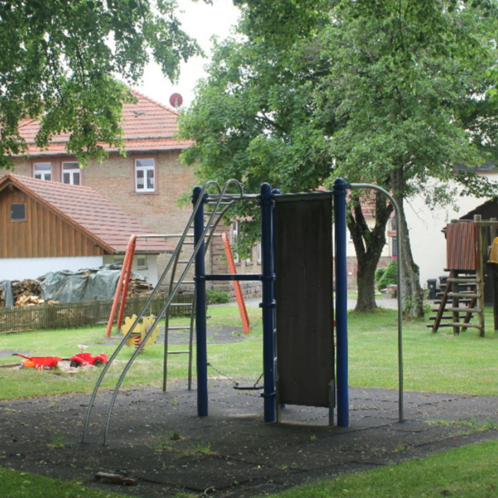 Sitzgelegenheit für den Spielplatz Donebach