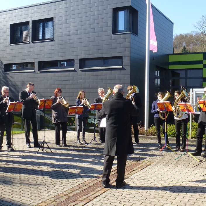 Noten, Instrumentenkoffer und Krawatten
