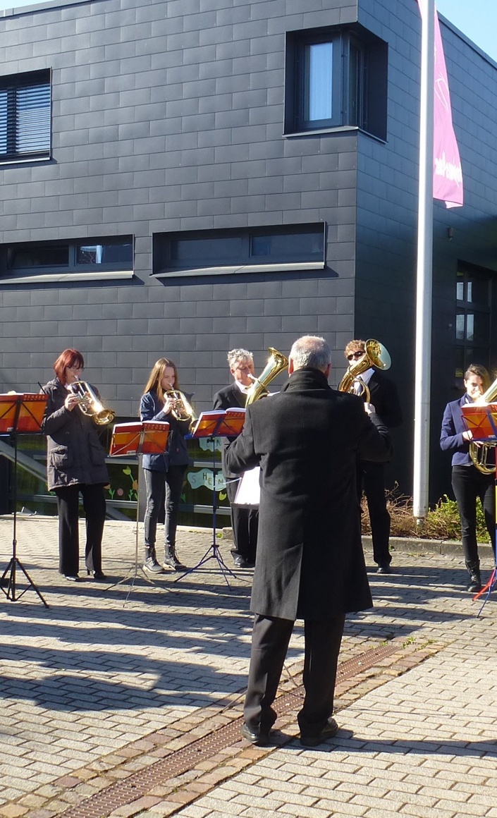 Noten, Instrumentenkoffer und Krawatten