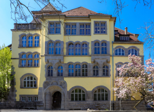 Defibrillator für das Siebold-Gymnasium Würzburg