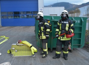 Neue Teamkleidung für die Feuerwehr Altenhundem