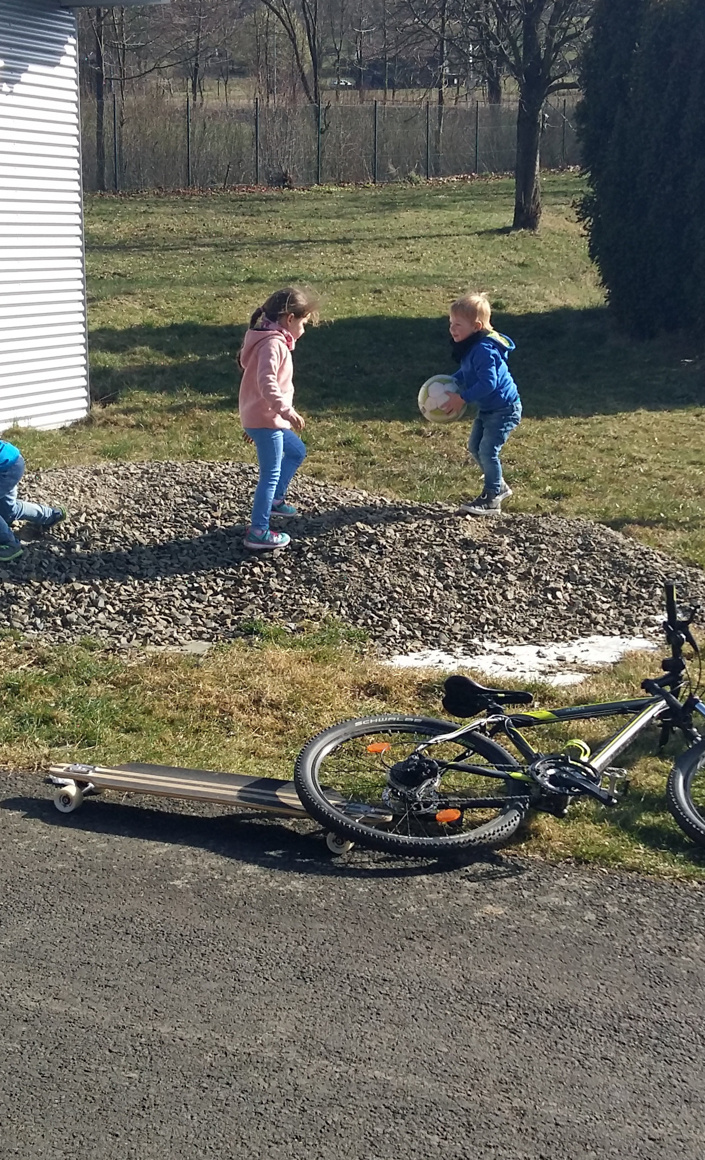 Kinderspielgeräte für Sportanlage
