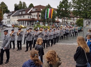 Neue Regenjacken für den Musikverein Sundern
