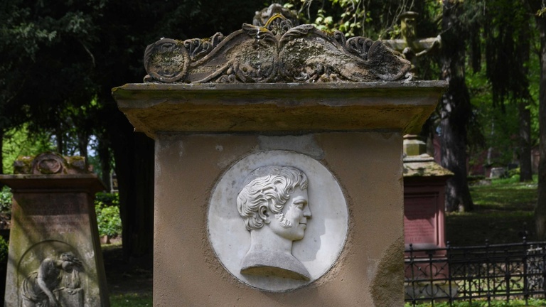 Mainzer Hauptfriedhof - Rettung gefährdeter Denkmäler