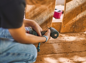 Ein Dorf für die Unterstufe – Kinder bauen ihr Spielhaus selbst!