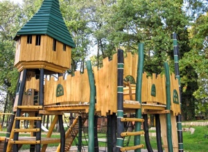 Eine neue Burg für unseren Spielplatz im "Stempes" - (Hans-Sachs-Str.)