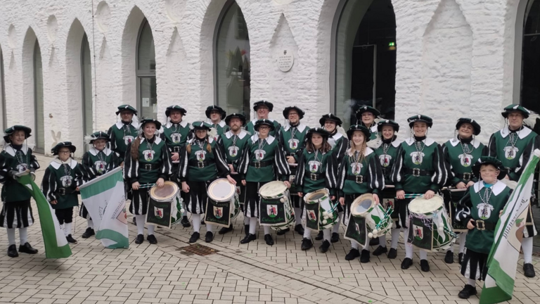 Wachstum braucht Stoff- Uniformen für unsere Jugend
