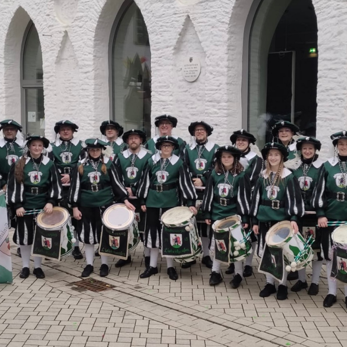 Wachstum braucht Stoff- Uniformen für unsere Jugend