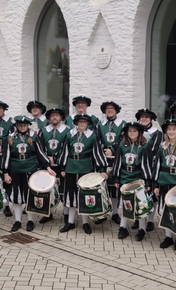 Wachstum braucht Stoff- Uniformen für unsere Jugend
