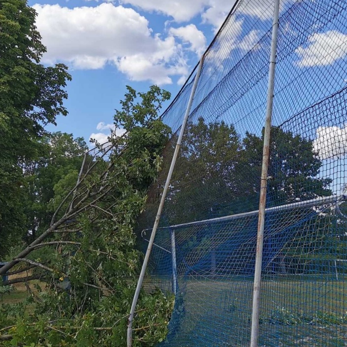 Neuer Ballfangzaun für den Sportverein
