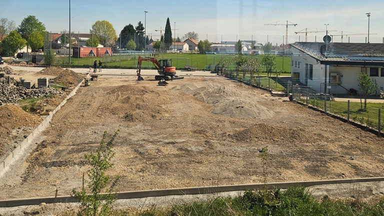 Parkplatz und Grünanlage