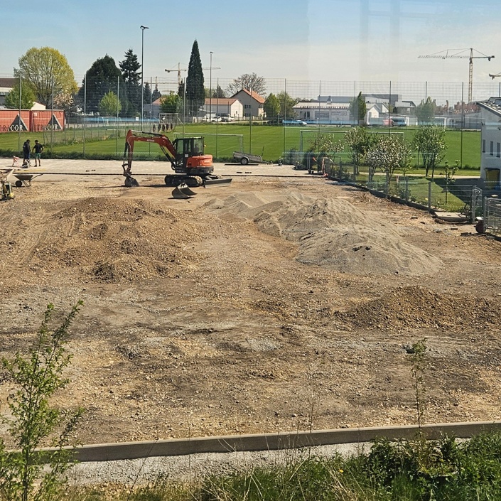 Parkplatz und Grünanlage