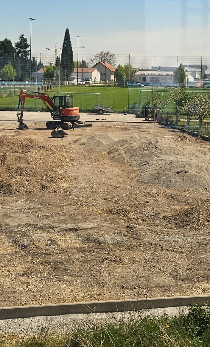 Parkplatz und Grünanlage