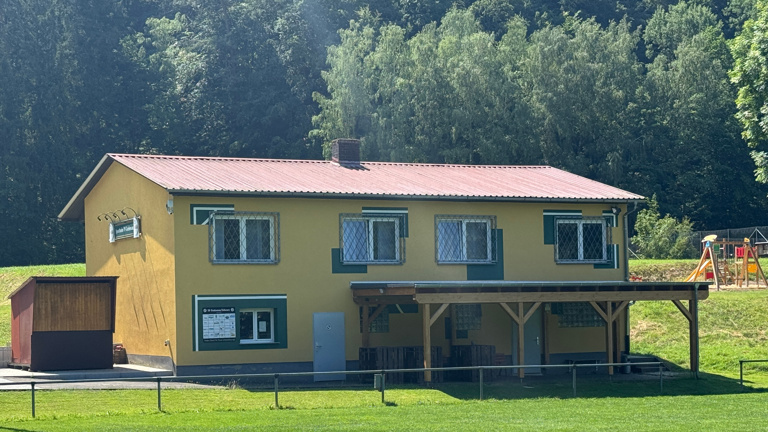 Neuer Ballfangzaun für den Sportplatz Grebenau