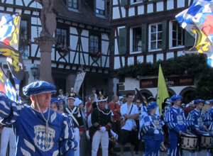 Fahnenstöcke und Fahnentücher für den Fanfarenzug